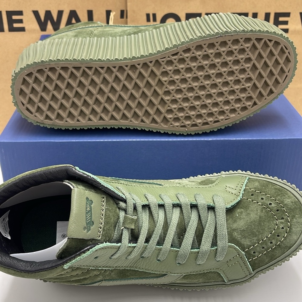 Vans WMNS Sk8-Hi Reissue 3 Platform Lx Suede/Leather Army
VN000CNFARM
Mono Snkrs - Picture 3 of 16
